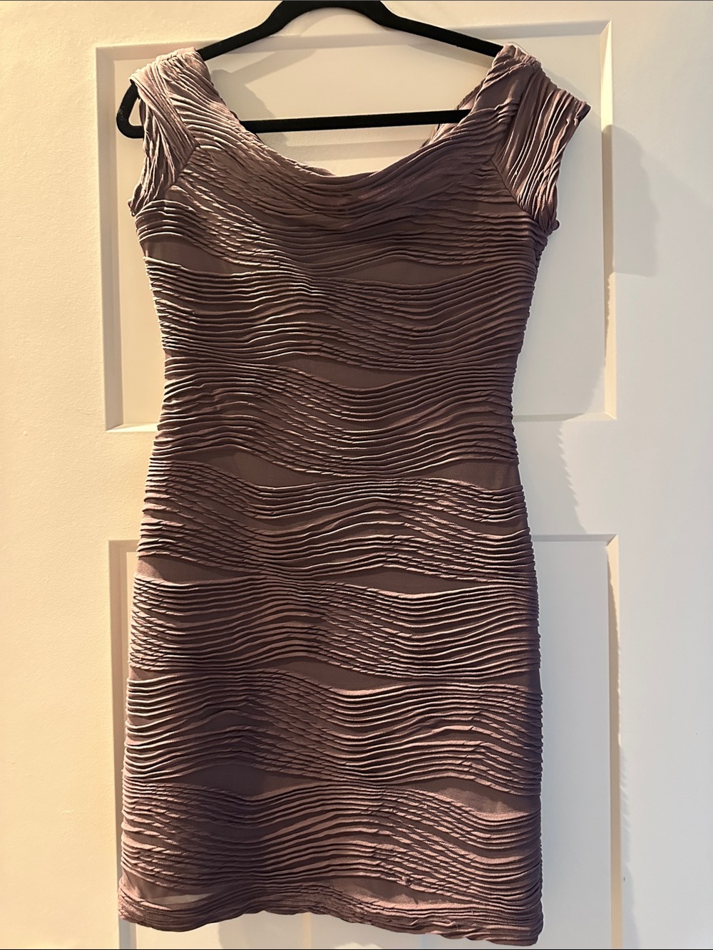 Dynamite Wave-Textured Midi Dress in Mauve